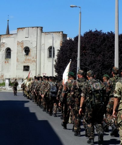 Emlékmenet a katonahősökért 2017 07